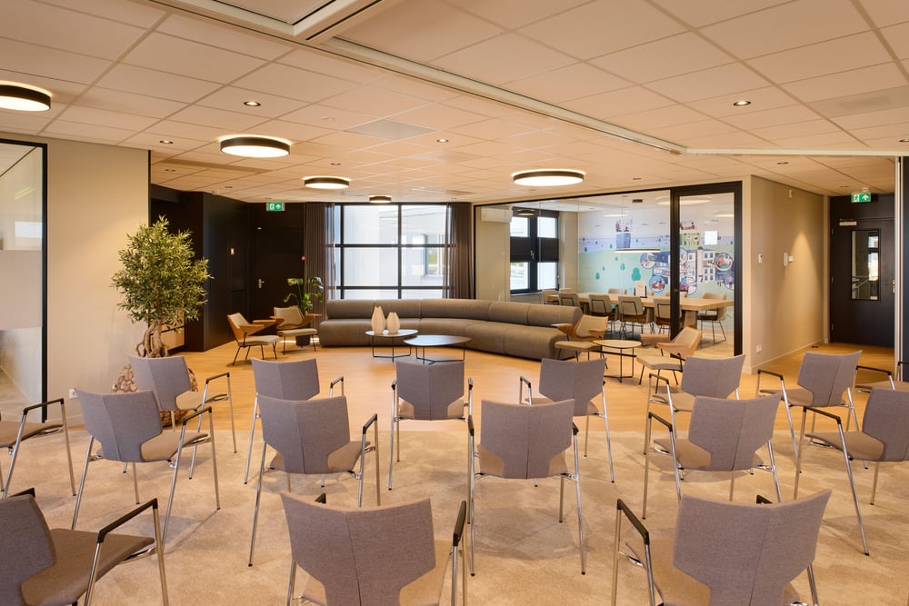 Without the partition wall, the same space can be used in a completely different way.
