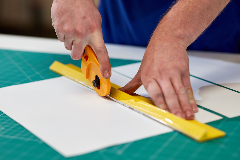 Prints worden met de hand uitgesneden bij kleinere oplagen.