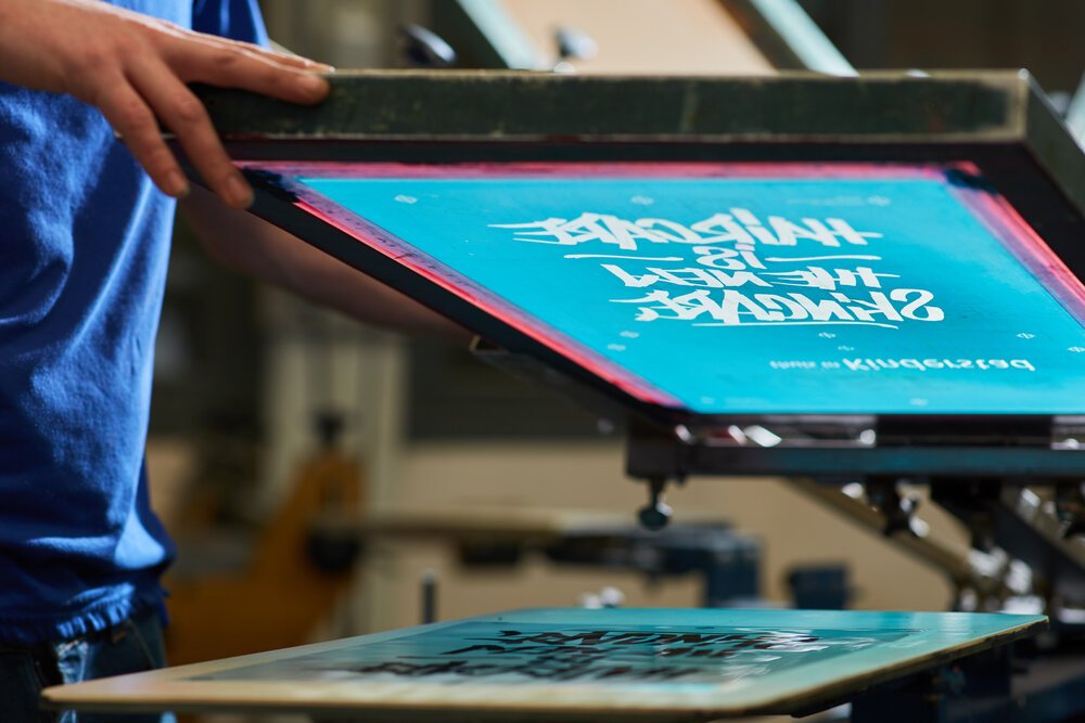 Prints worden op de sport- of bedrijfskleding gedrukt.