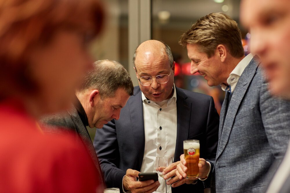 Na afloop van de presentaties is er gelegenheid om met elkaar bij te praten.