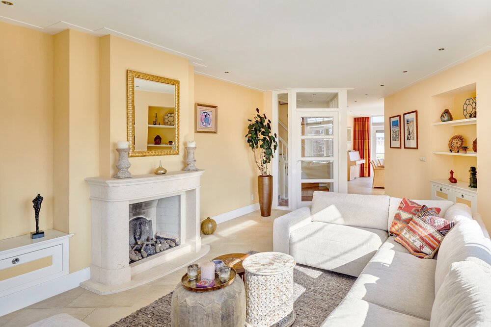 Woonkamer met doorkijk richting achterzijde.