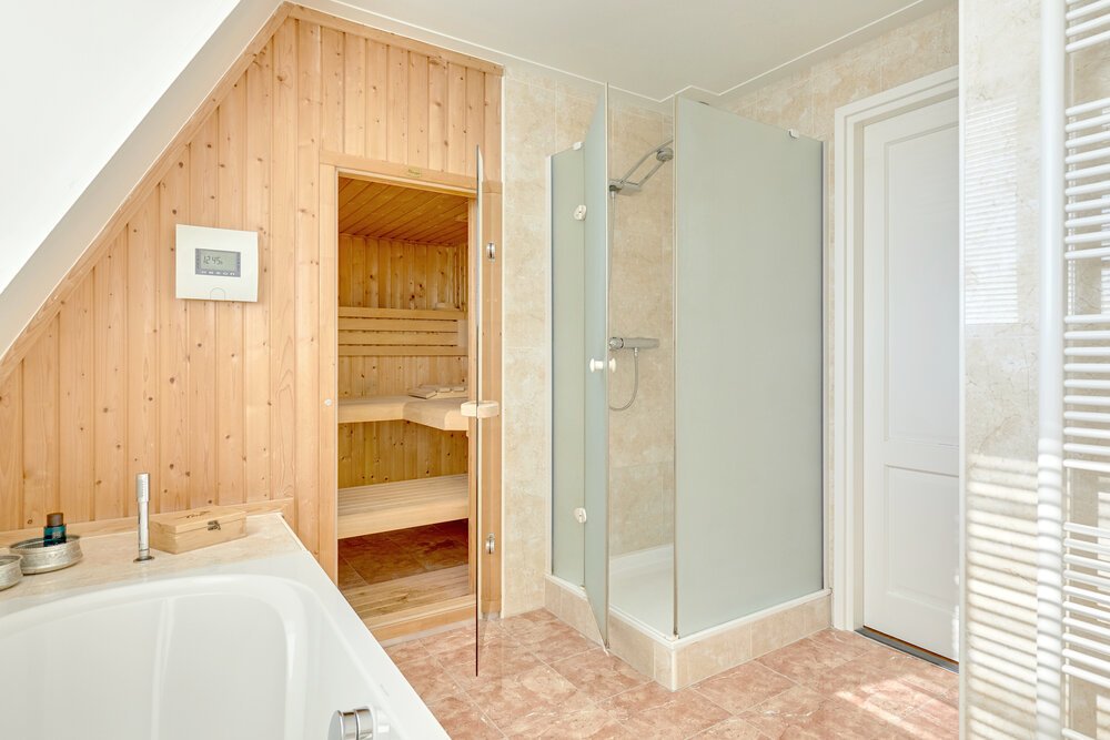 Sauna bij de badkamer op de eerste verdieping.