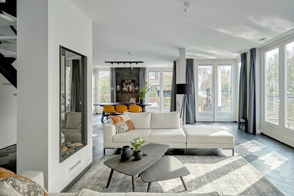 Interieurfoto woonkamer met gashaard richting eethoek