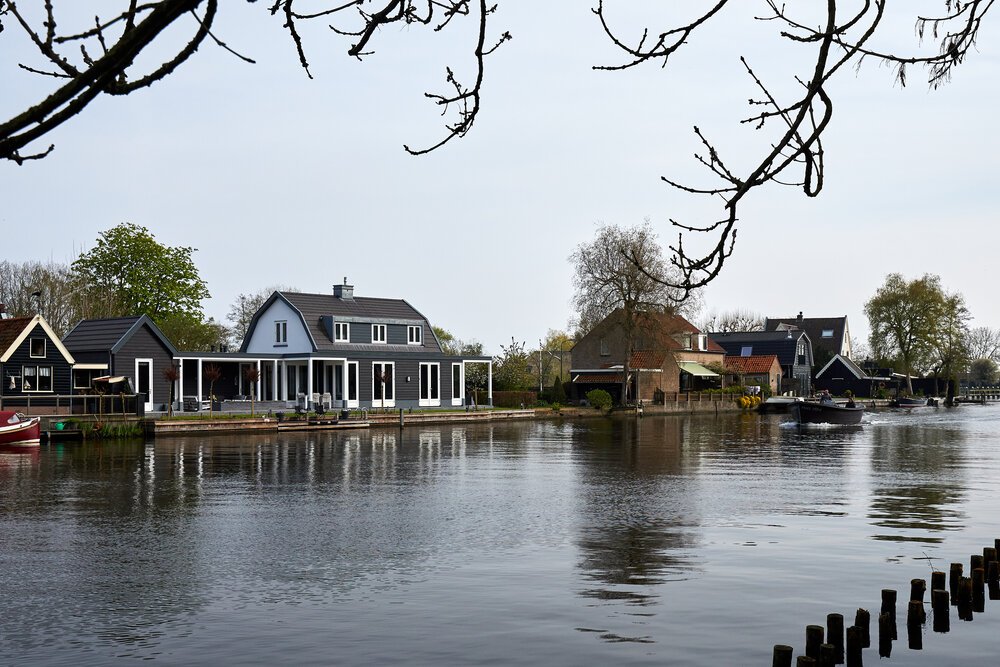 Exterieurfoto met de passerende pleziervaart.