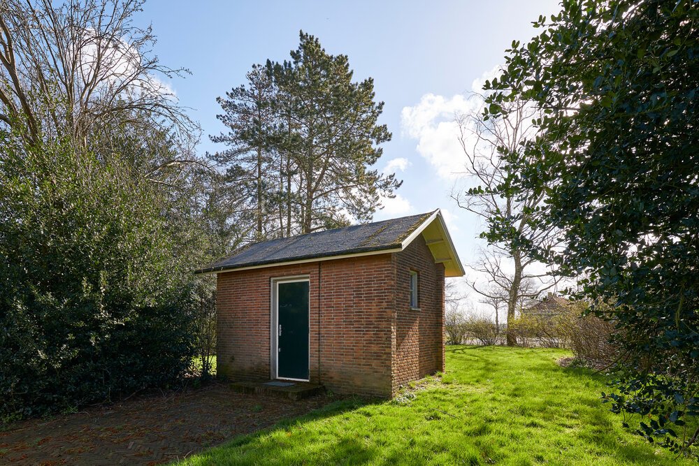 Opstal bij waterreservoir in Kloosterhaar.
