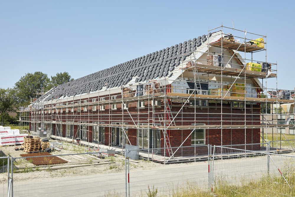 Voorbereiden voor het leggen van de dakpannen (Teylerspark in Nieuwveen)