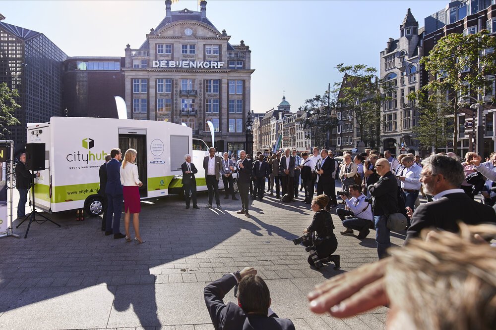 Belangstellend publiek op het Damrak bij de onthulling van de Zolution.