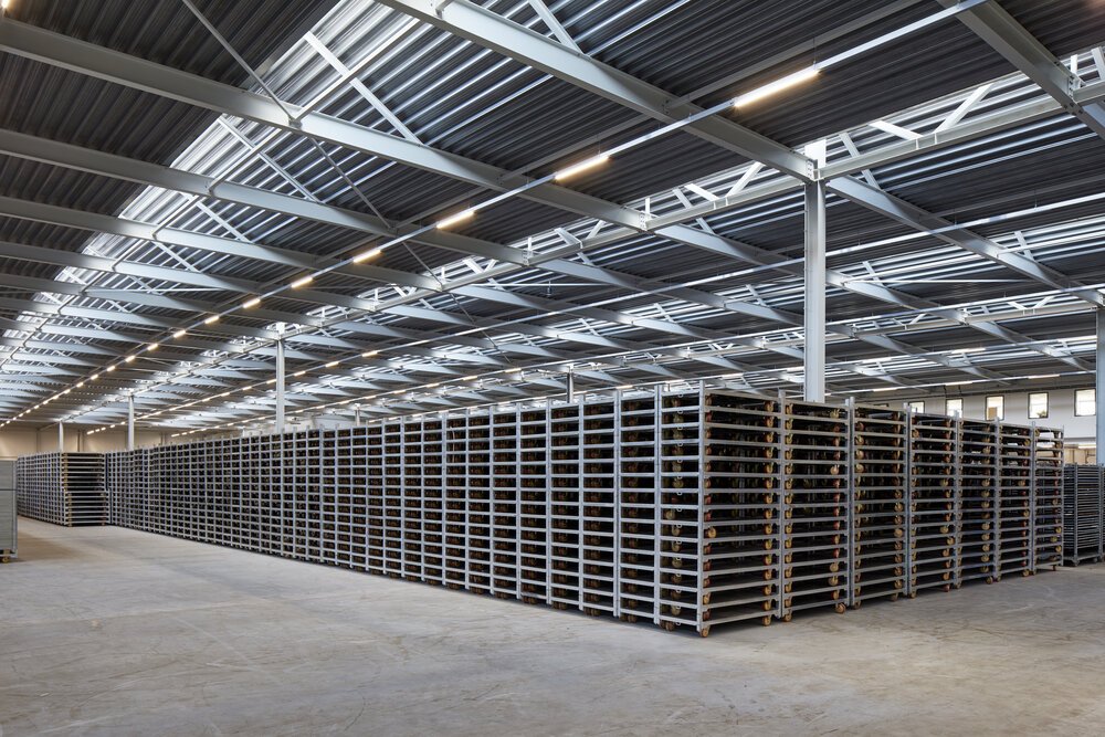 Stapels nieuwe ladingdragers en karren voor verkoop bij Van Vliet.