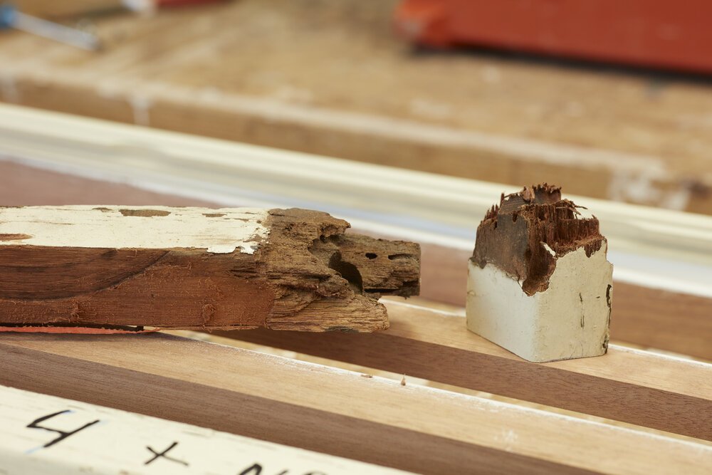 Detail van aangetroffen houtrot.
