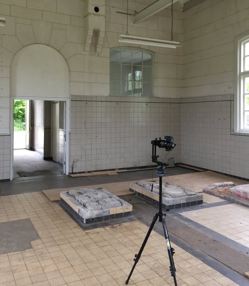 Dezelfde opstelling tijdens een opnamesessie in een oude productieruimte van Vitens.