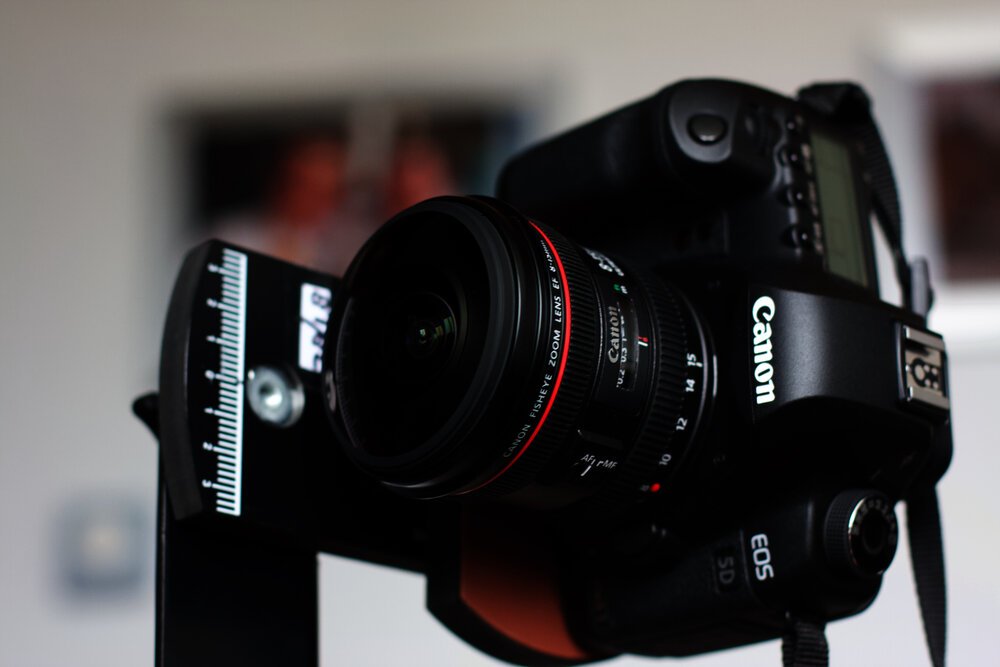 Mijn eerste 360-gradenopstelling: een houten panoramakop: Panosaurus met daarop mijn Canon EOS 5D Mark II en mijn vertrouwde Canon EF 8-15 mm f/4L USM fish eye objectief (foto uit 2011.)
