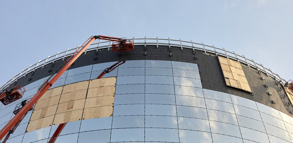 Spiegelende panelen worden nauwkeurig geplaatst.