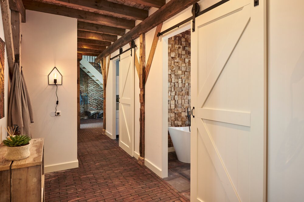 Gang naar wasruimte, sauna, badkamer en slaapkamer.