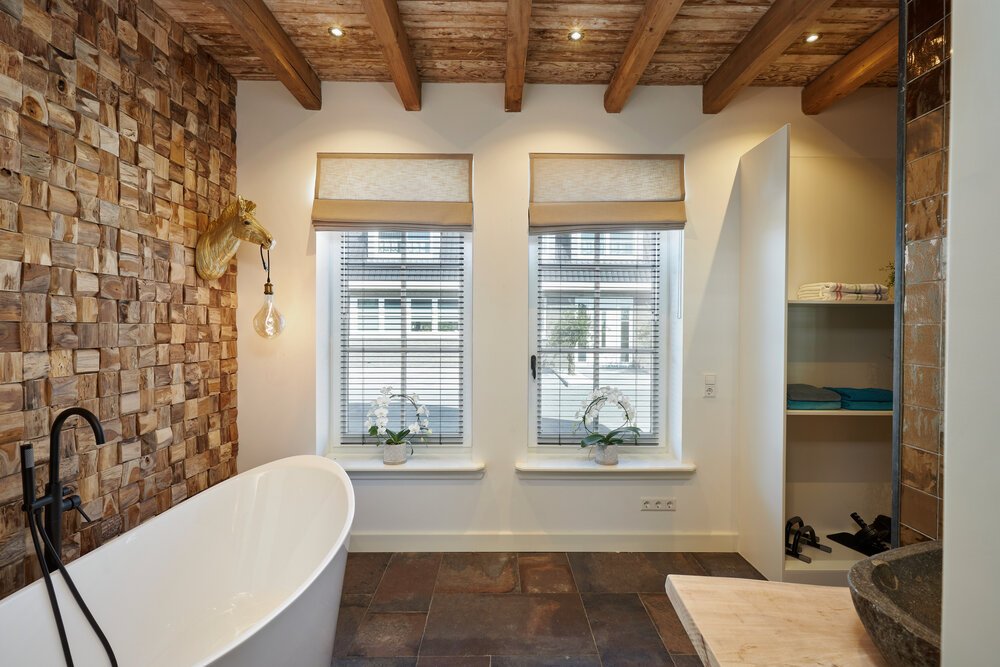 Badkamer met houten wandbekleding.