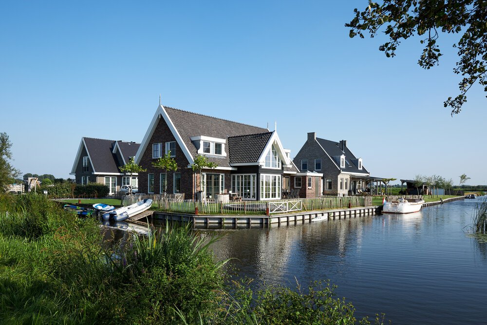 Moderne woning met tuin aan vaarwater.