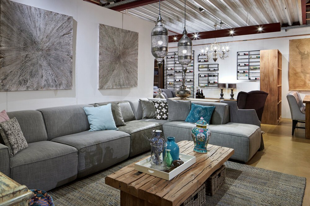 Overzichtfoto met moderne meubelen en woonaccessoires.