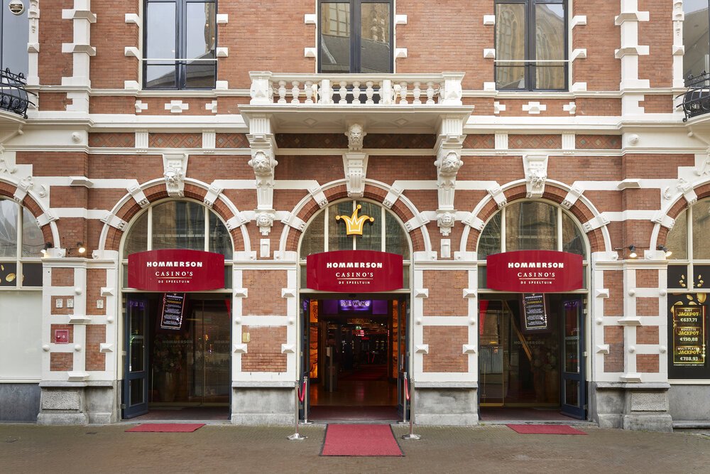 Exterieurfoto van monumentale entree Hommerson Casino De Speeltuin.