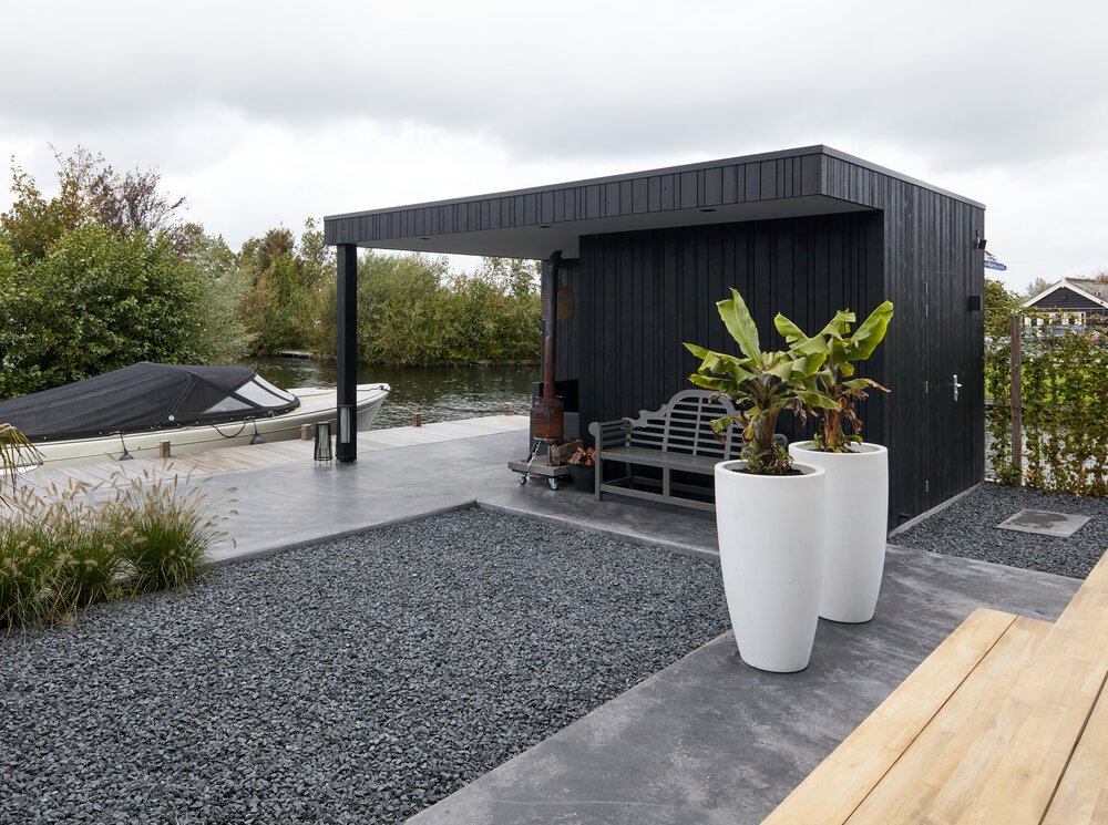 Berg- en loungeruimte in de tuin aan vaarwater.