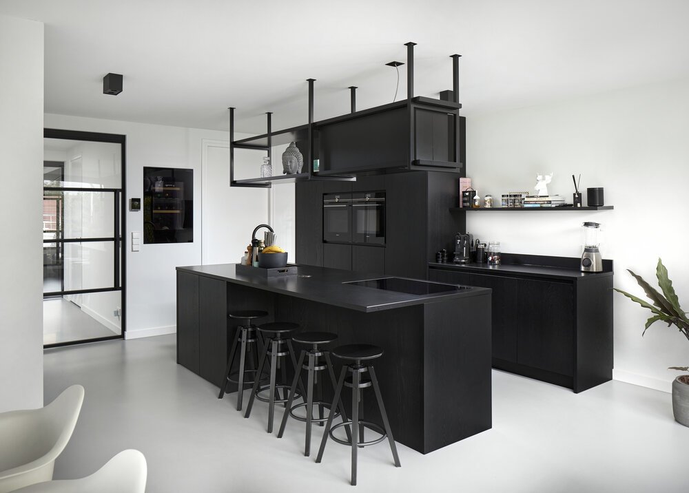 Modern vormgegeven donkeren keuken.