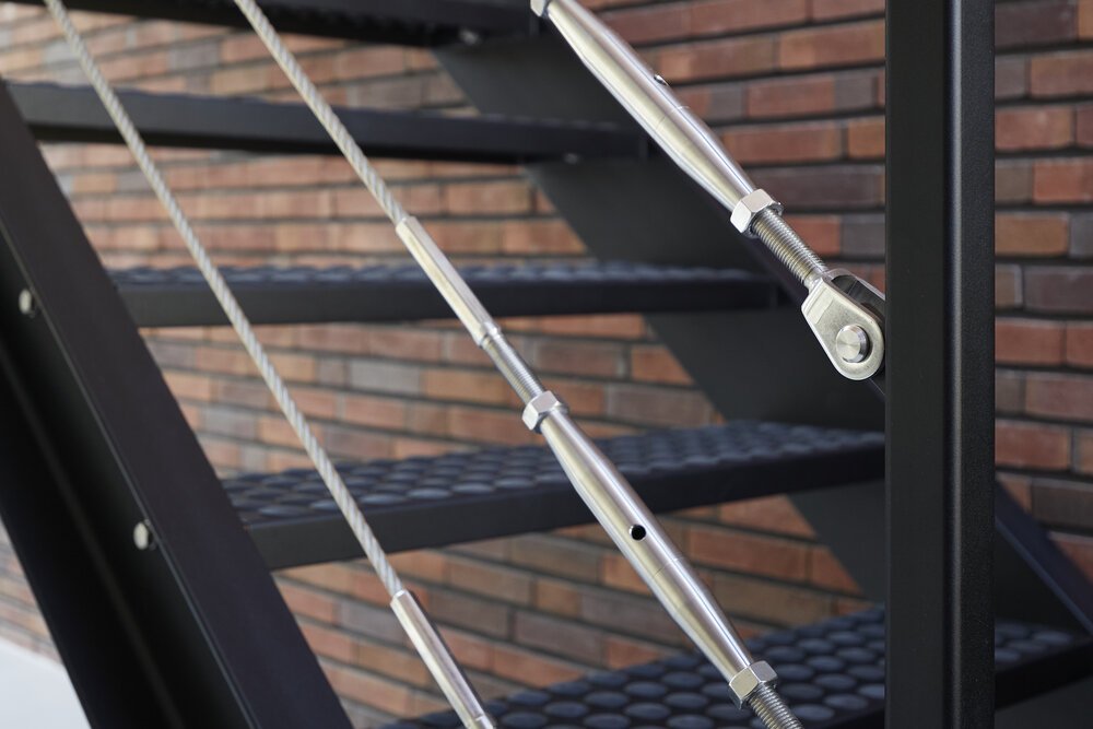 Detailfoto van RVS balustrade vulling dat beschermt tegen vallen.