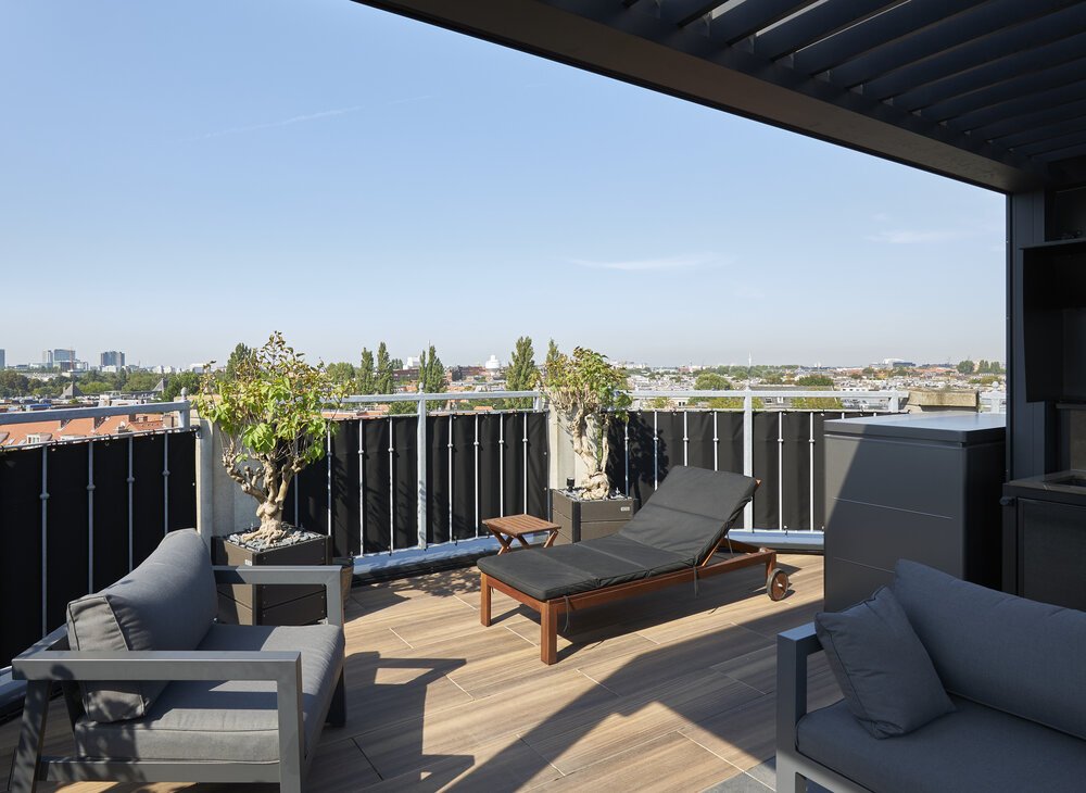 Dakterras met uitzicht over de hele stad.