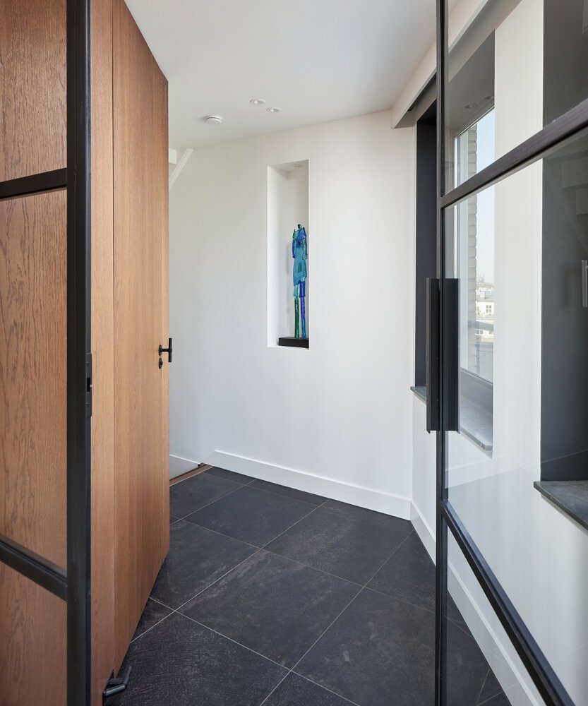 Doorlopende wand van gerookt eikenhout.