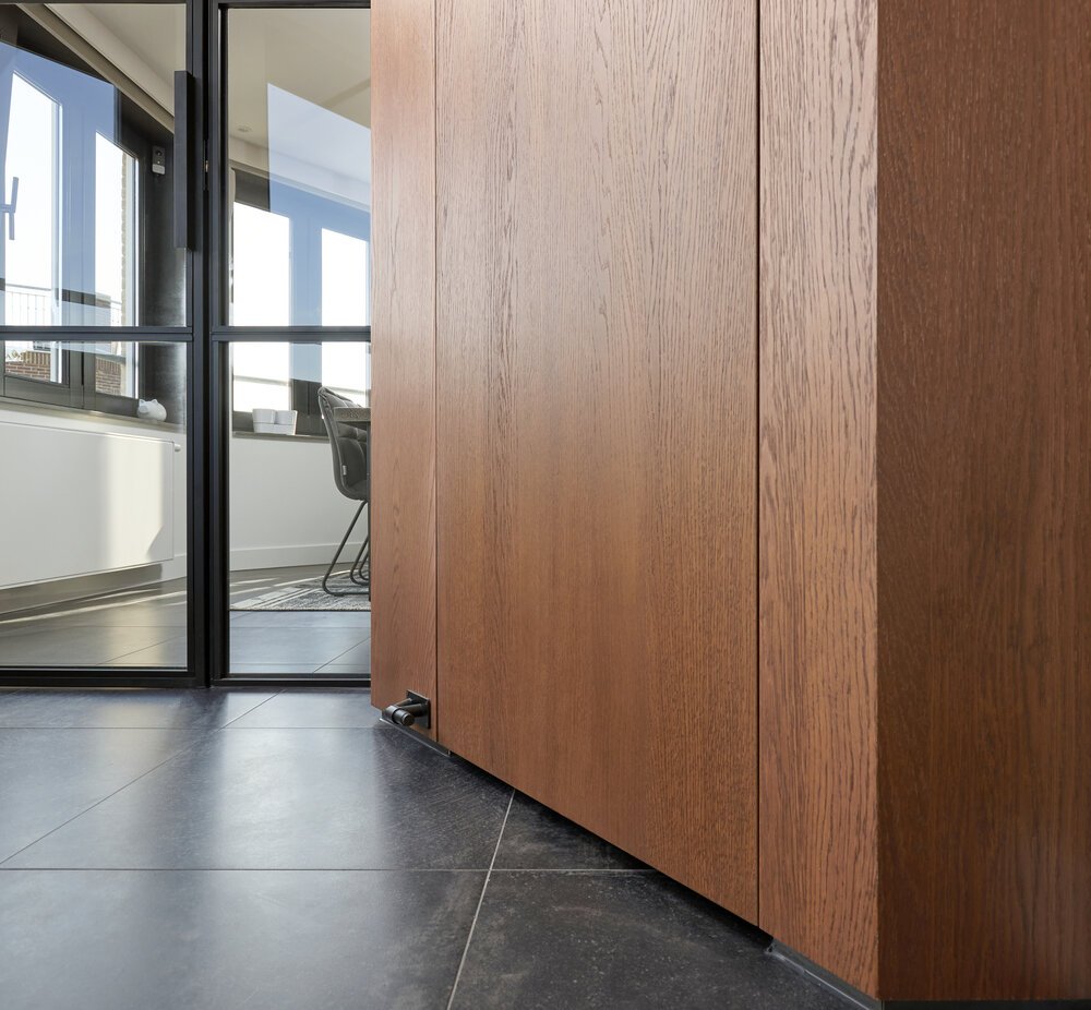 Toiletdeur valt niet in een standaard gradenhoek.