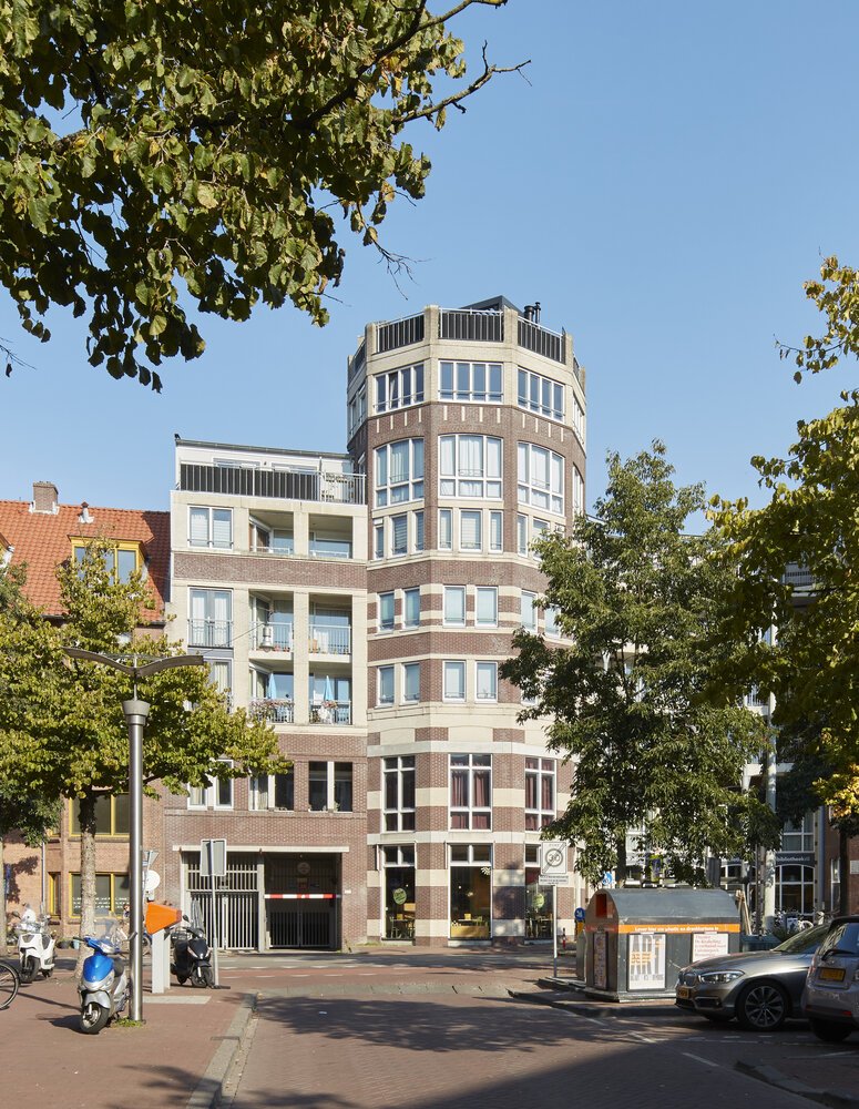 Aanzicht van de woontoren met bovenop het penthouse.