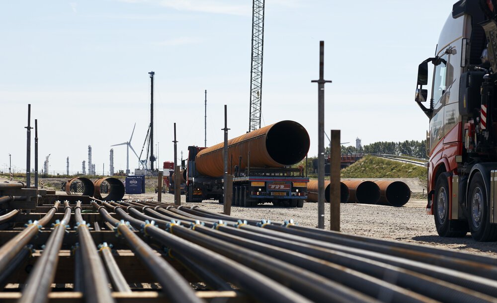 Zwaar materieel op grote bouwplaats nabij Maassluis.