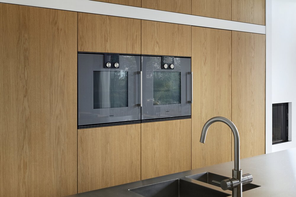 Houten panelen van de achterkast geven warme uitstraling.