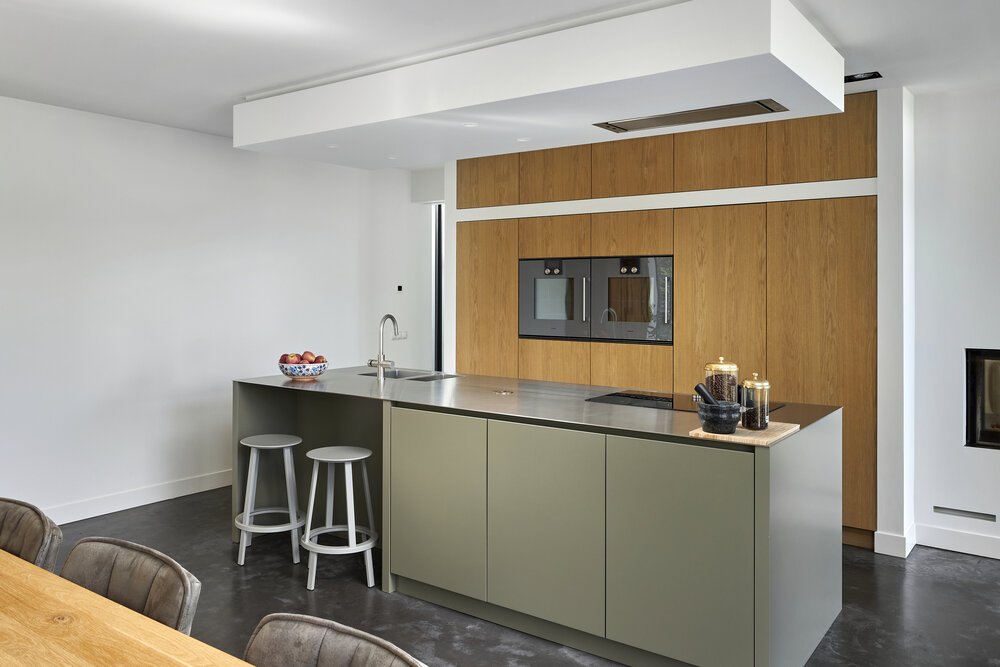 Moderne keuken met kookeiland.