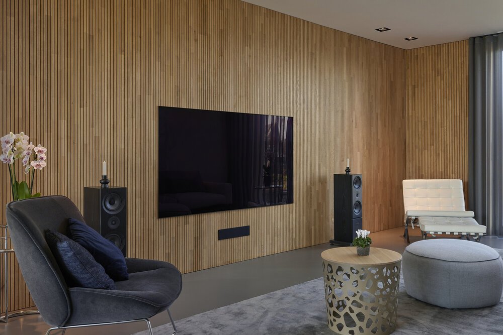 Woonkamer met houten en tevens akoestische wandbekleding.