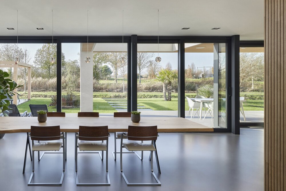 De eethoek met uitzicht over de achterzijde van de kavel.