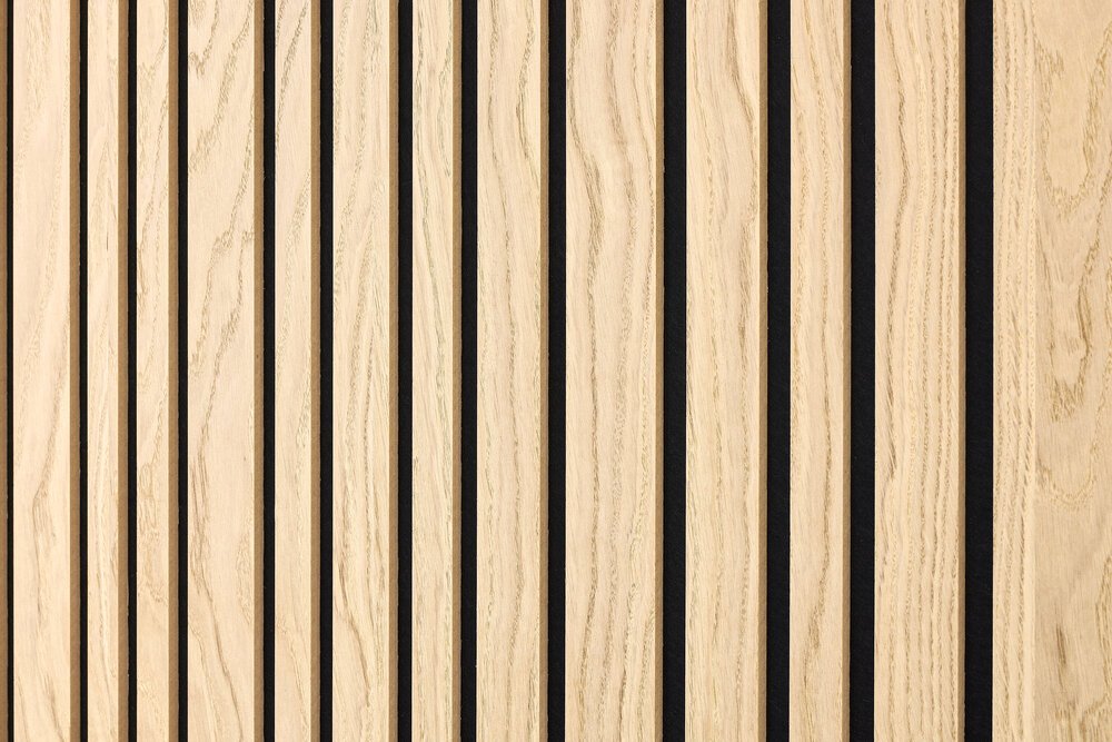 Detailfoto van houten latten met vilt ter bevordering van de akoestiek.