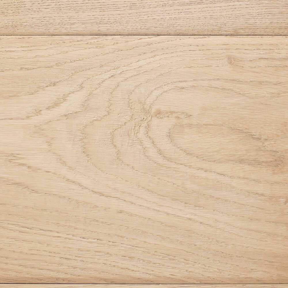 Deze eikenhouten systeemvloer heeft een wisselende structuur bevat natuurlijke noesten. Het is onbehandeld en met de hand geschraapt met kleine velling. Doordat deze hand geschraapt is, geeft het een robuuste uitstraling en is het minder bevattelijk voor beschadigingen.