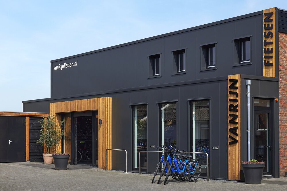 Exterieurfoto van de nieuwe werkplaats met gevelreclame.