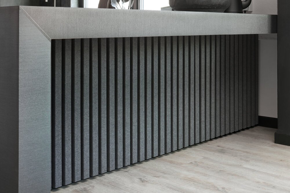 Detailfoto van een keukenblok met geluiddempende viltlaag voor het optimaliseren van de akoestiek.