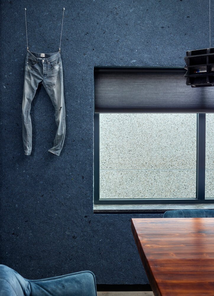 Interieurfoto met katoenen wandbekleding: ziet er bijzonder uit en is tevens zeer bevorderend voor de akoestiek.