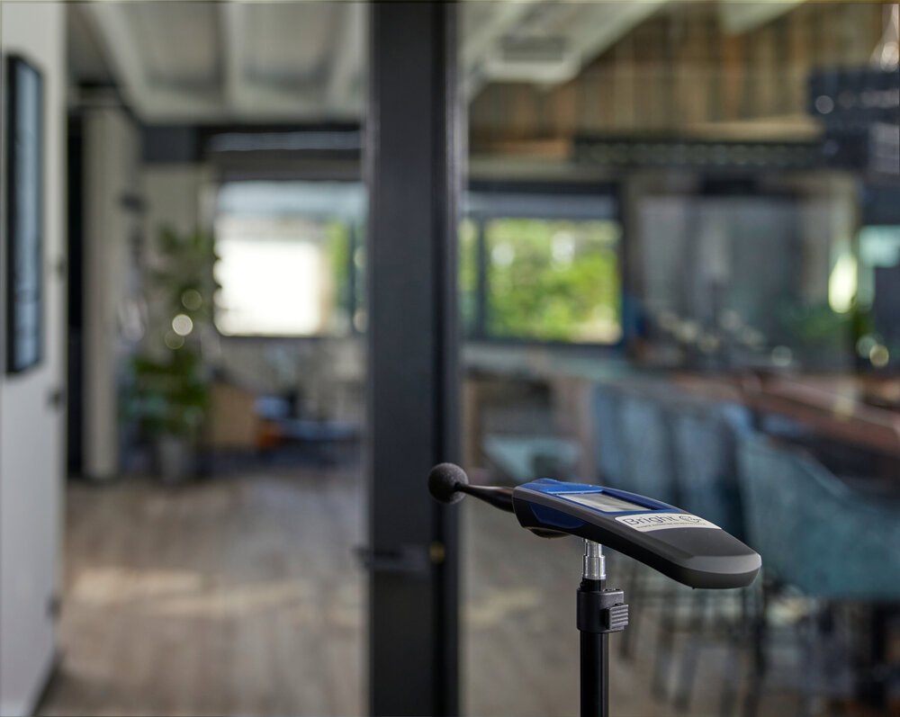 Meetapparatuur om de na-galm-tijd te meten voor de evaluatie van de revitalisatie.