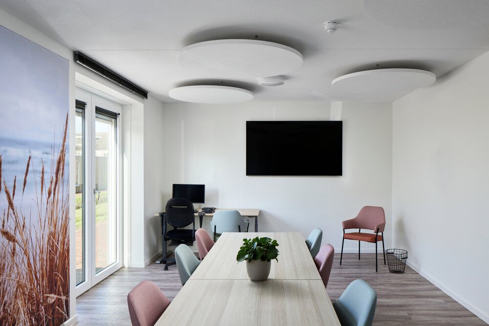 Interieurfoto van werkruimte met Wall Visuals en ronde OWA plafondelementen.