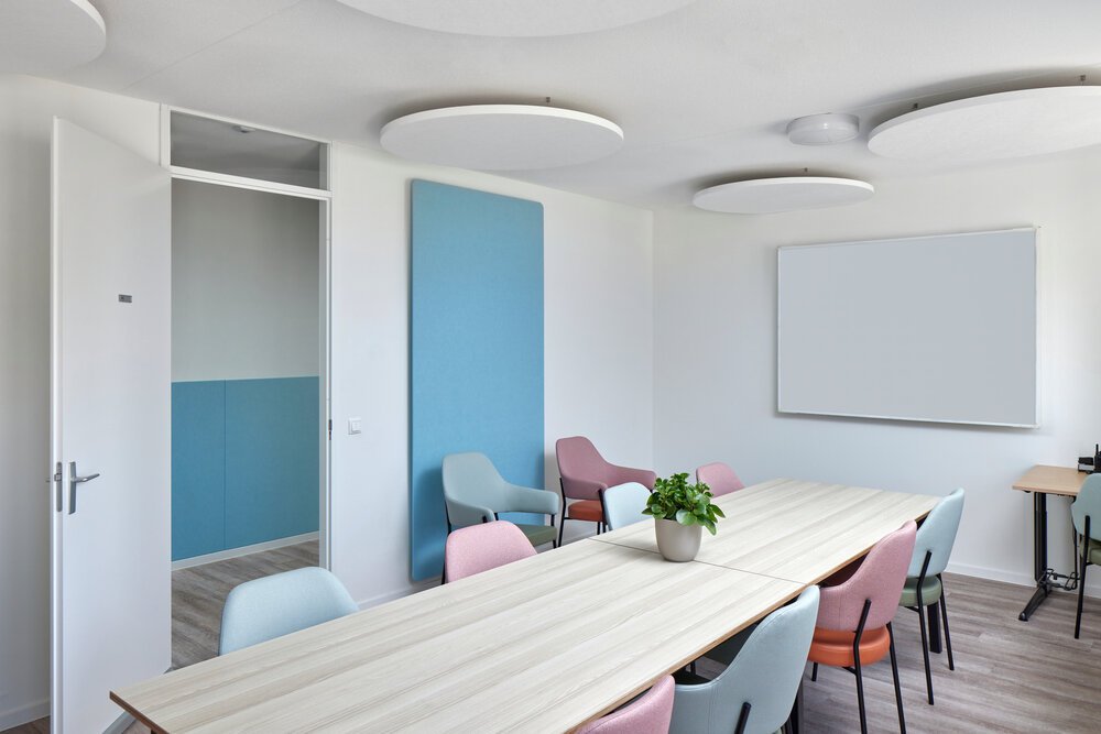 Interieurfoto van overlegruimte zorginstelling met OWA plafondelementen.
