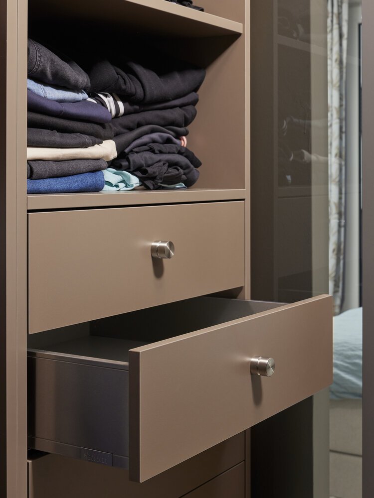 Detailfoto lades in kledingkast.