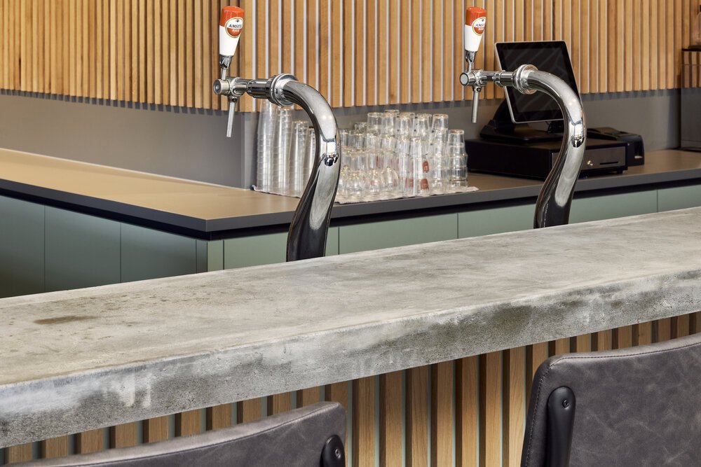 Betonnen bar met houten betimmering.