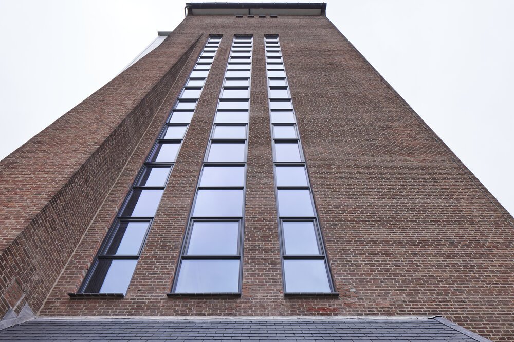 Veel daglicht door nieuwe raampartijen aan oostzijde van Kompastoren.