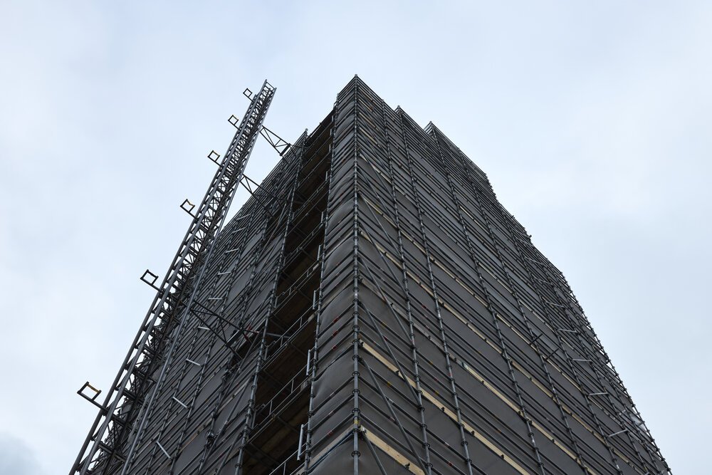 De watertoren volledig in de steigers, foto uit 2021.