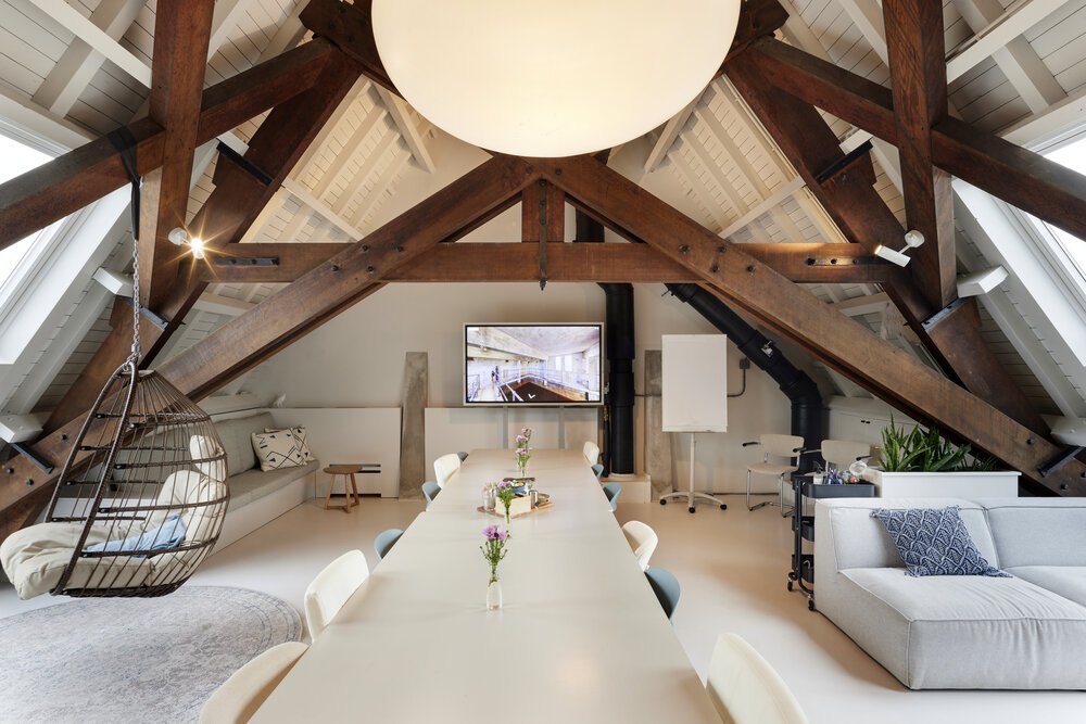 De houten constructie van het zadeldak is compleet bewaard gebleven. 