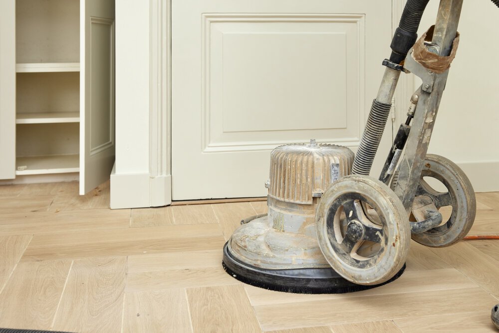 Wanneer de vloer schoongemaakt is wordt deze gepolijst.