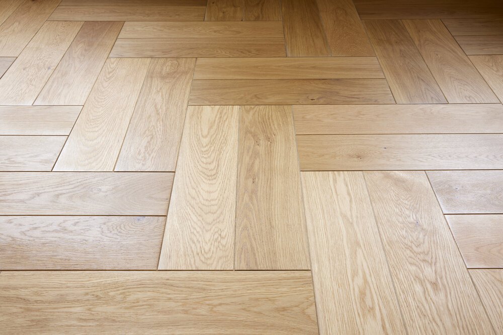 De vloer ziet er na het aanbrengen van de olie uit als een nieuwe eiken houten visgraatvloer. 