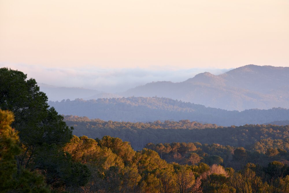 Een zonsondergang vanuit een slaapkamer.