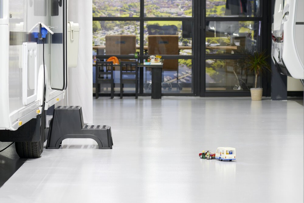 Winkelinterieur met een speelhoek voor de jongste kampeerders.